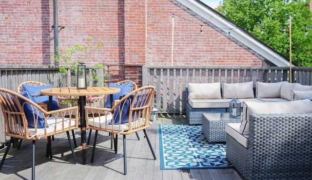 Prime Location, Private Rooftop Deck.Walk to Old Port,waterfront, Museums& Music