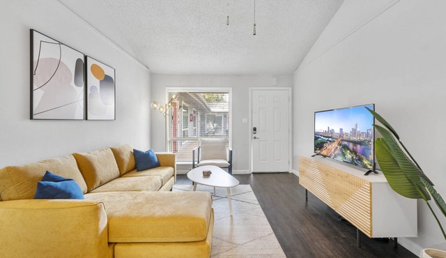 Prime Soco Comfy 2BR King Suite w Pool Parking