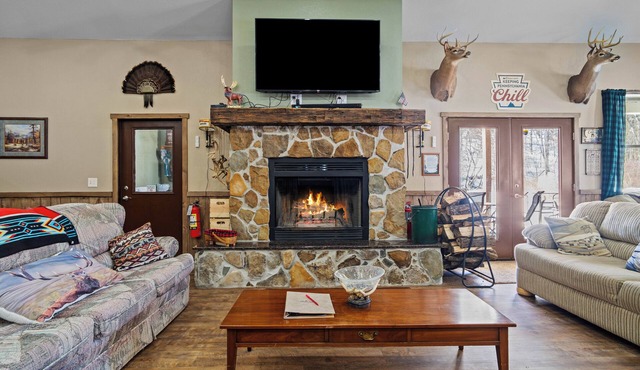Private 19 Acre Lodge w/fire pit in the Heart of Elk Country. Sleeps 24+