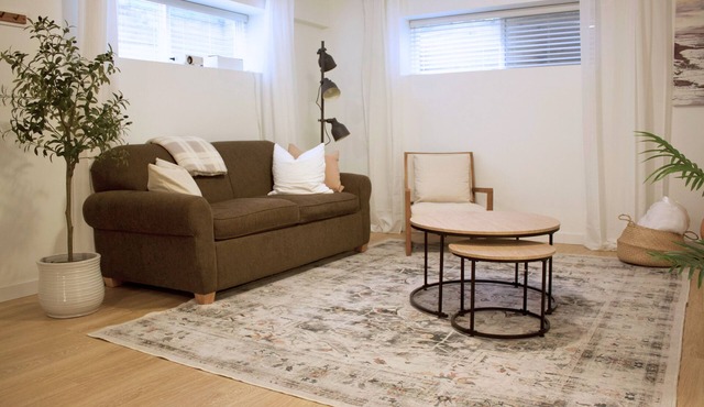 Private 2 Bed Suite Near Highway 1, Thunderbird, Fort Langley. Pet Friendly
