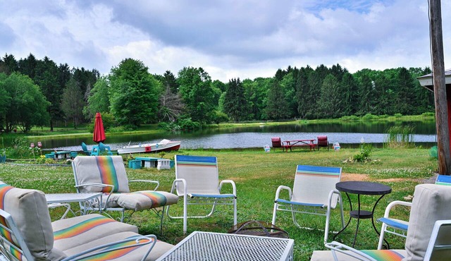 Private 5-Acre Lake: Pet-Friendly Grove City Home