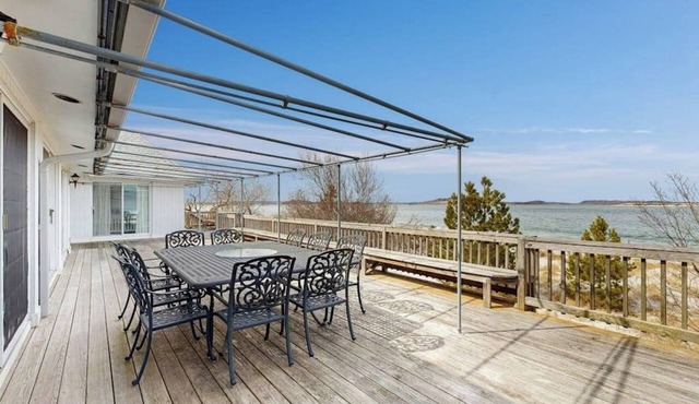 Private beachfront escape on Coffins Beach w/amazing views & private beach in Gloucester
