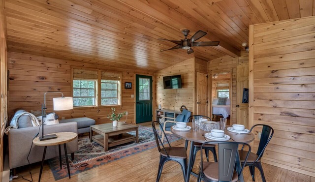 Private Cabin in the Woods-Close to all amenities