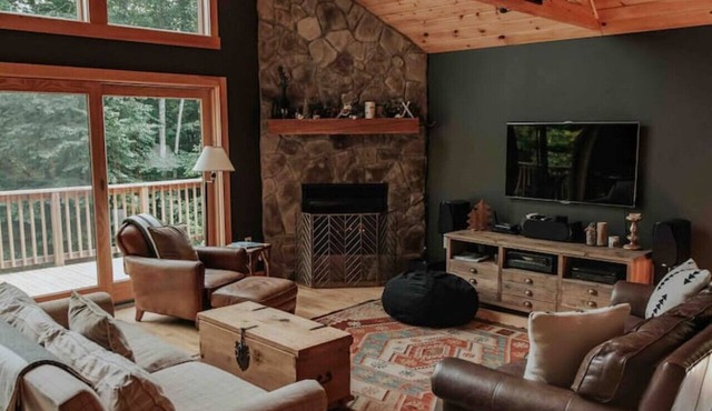 Private Getaway by Sunday River with hot tub