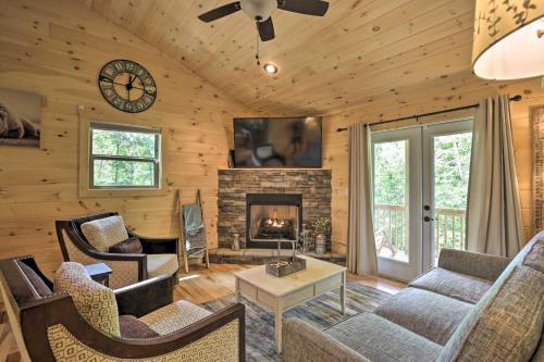 Private Hot Tub & EV Charger: Cozy Murphy Cabin!