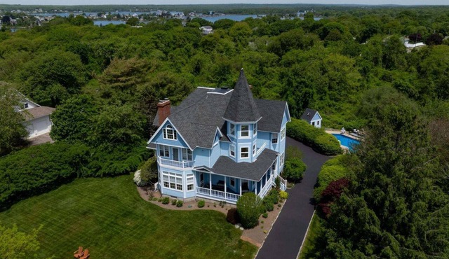 Private IN-GROUND POOL & YARD! Fabulous coastal retreat close to beaches, BI Ferry & more!