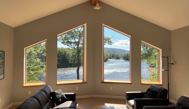 Private location with spectacular river and mountain views!