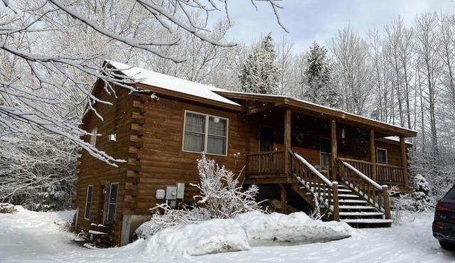 Private log cabin, minutes from skiing, river fun, and biking