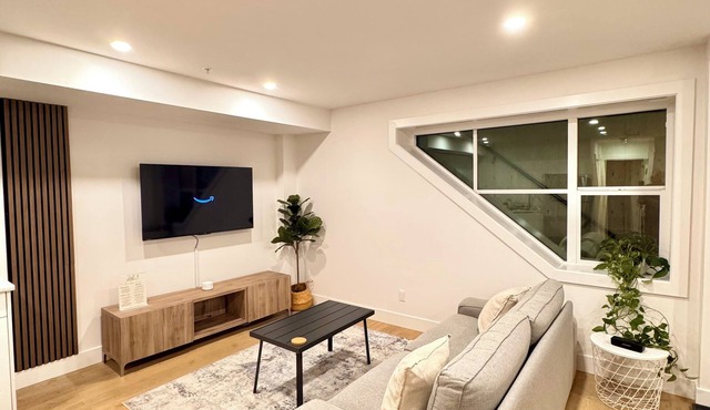Private Modern Suite Fast Wifi Close to Highway & 35 Min from Downtown Vancouver