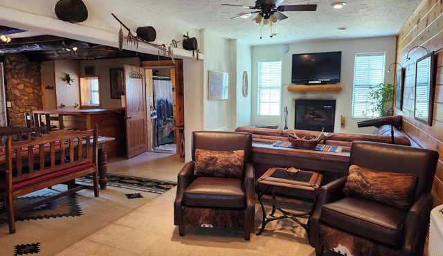 Private Mountain Estate Lodge, Guest Suites & Bunkhouse