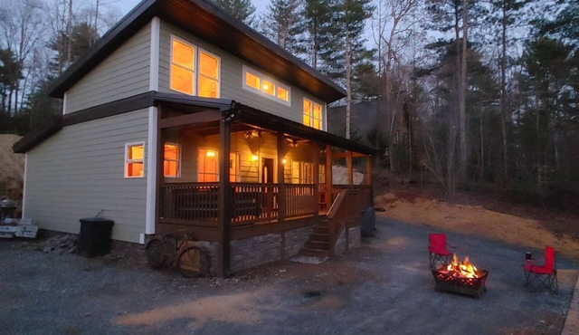 Private Mountain Oasis! Hot tub, Fire Pit & Games in Blue Ridge Mountains! Dogs!