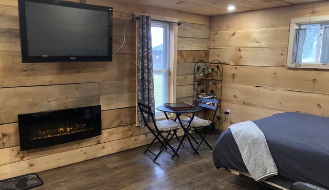 Private Rustic Country Bunkie - relax and unwind