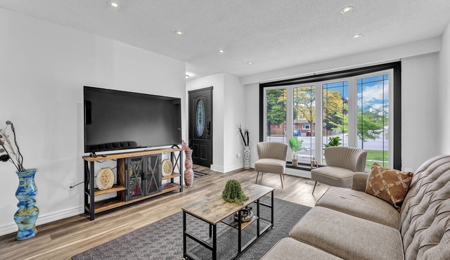 Private & Spacious 6BR Home ~ Hamilton ~ Comfort