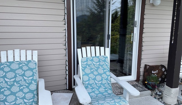 Private Studio on Sechelt Inlet, BC with kitchenette, good for solo/couples.