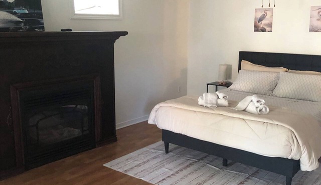Private - Walkout Studio -Free Parking & Wifi- Events-Beaches-Skiing- Shopping! in Barrie