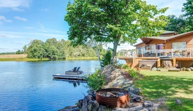 Private waterfront cottage - hot tub & kayaks!