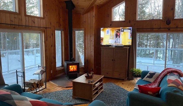 Private Waterfront Cottage/3-Bedroom/Hot Tub