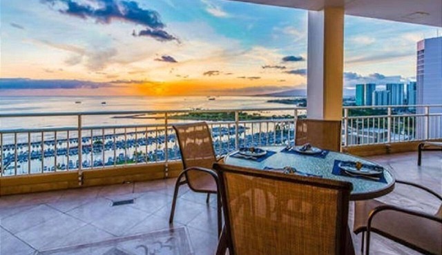 Professionally cleaned 26th Fl PH w/Spectacular Views! Very Rare 3bed/2bath