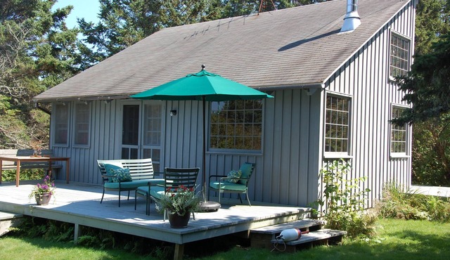 Prud'homme Cottage: bright, private architectural cottage on Mitchell Cove