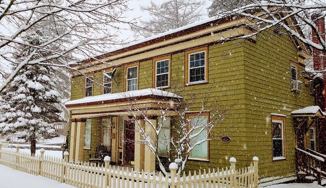 Quaint & Cozy Guest House on Main St., park & walk downtown, Wi-Fi available.