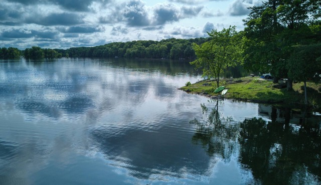Quaint Lakeside Getaway: 2-Bedroom Cottage, Steps from the Water!