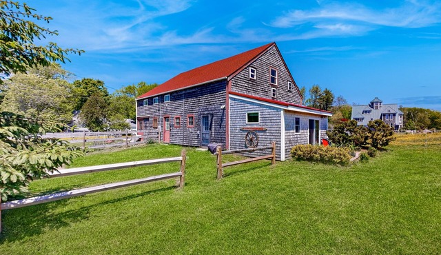 Quaint Maine apartment with water views, well-equipped kitchenette, deck, & AC