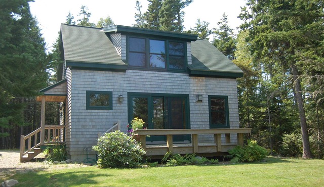 Quaint Waterfront Cabin - perfect for two