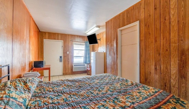 Queen Bed with Kitchenette Non - Smoking
