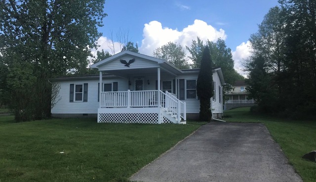 Quiet, 3 bedroom & 1 bath get-a-way. Near Lake Erie for fishing & skiing resorts