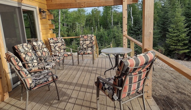Quiet cabin in the woods with beautiful ocean views on the rocky Maine coast!