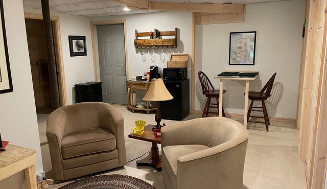 Quiet, comfy guest quarters just three miles from Freeport! And only one unit!