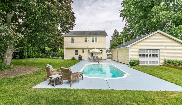 Quiet, country home near lake, town, restaurants, hiking, wine trails.