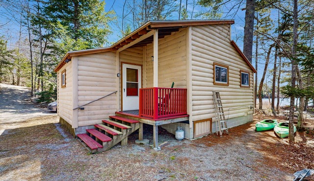 Quiet lakefront cottage with a firepit, private beach, & two kayaks