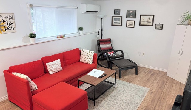 Quiet, large private backyard, fully equipped, dreamy beds! Short or long term.