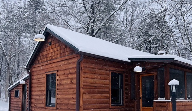 Red Oak Cabin: Our cozy cabin is tucked away but still close to any adventure!