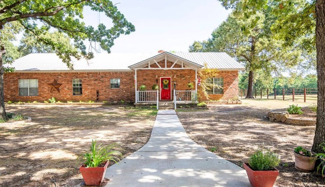 Relax and enjoy the peace & quiet at this spacious ranch