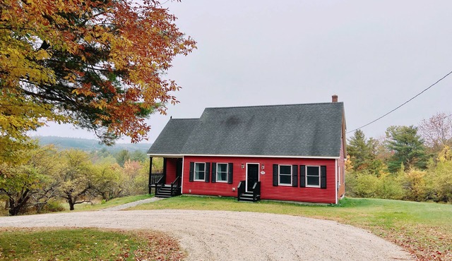 Relax in the Orchard ~ Sleeps 5, clean & bright, large deck & fire pit