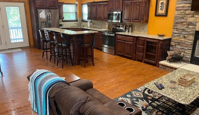 Relax with the whole family at this peaceful cabin in Woodhaven at Snake Creek!