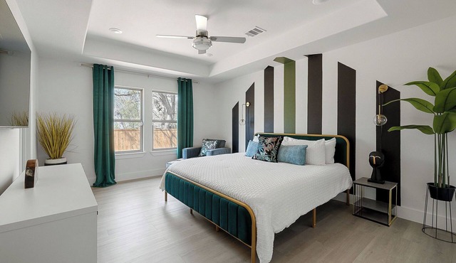 Relax, Work, Play! Charming 3-bedroom house in amazing Dallas with Game Room