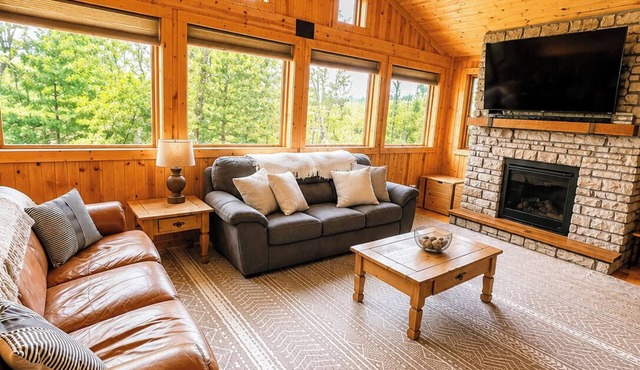 Relaxing Cabin Getaway with hot tub and fire pit