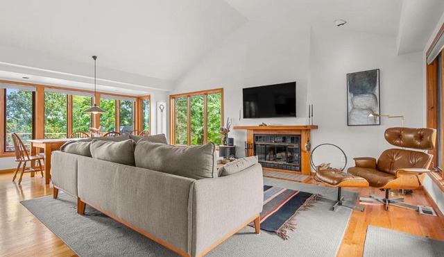 Relaxing Catskill Escape- Mountain Views - Hot Tub - Fire Pit - Heated Pool