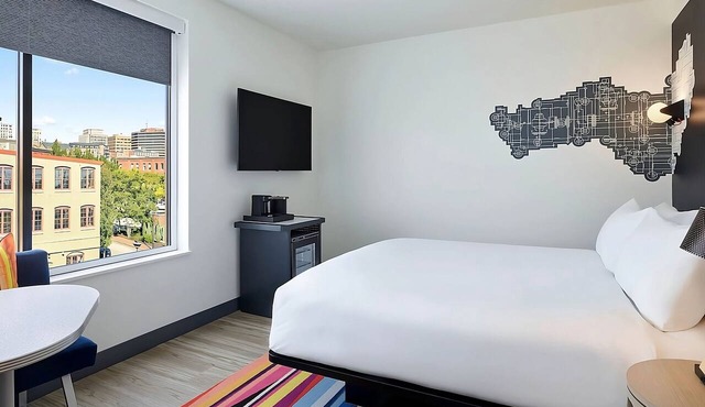 Relaxing Couple Pet-Friendly Stay | Seafood & Portland Attractions