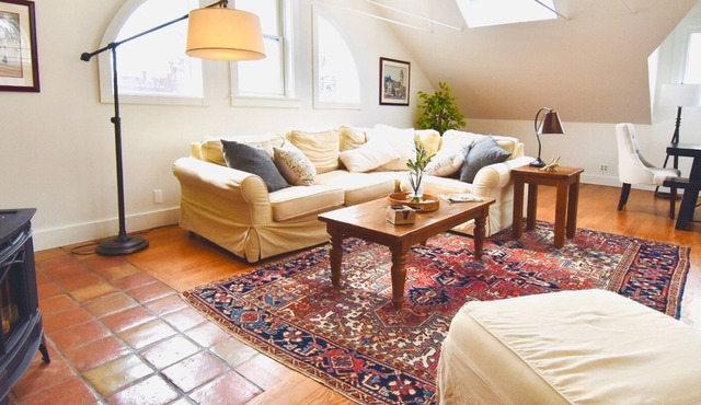 Relaxing dog-friendly vacation home with full kitchen, gas grill, TV, & patio