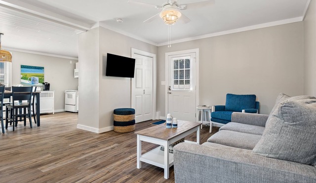 Remodeled cottage with river views, propane firepit + wifi