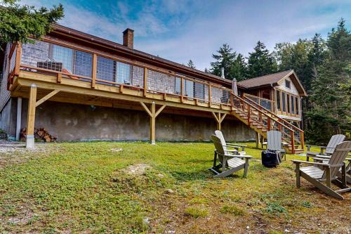 Renovated oceanfront home with stunning view & pebbly beach - snowbird-friendly