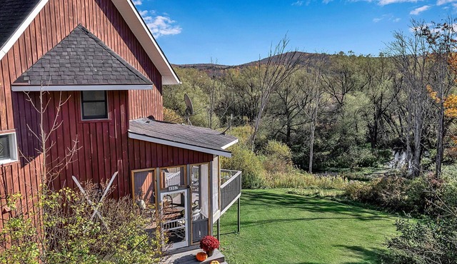 Riverbend Retreat - 8 minutes to skiing or town!