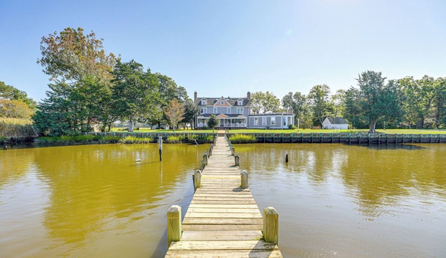 Riverfront Gem w/Fire Pit in Eden in Eden