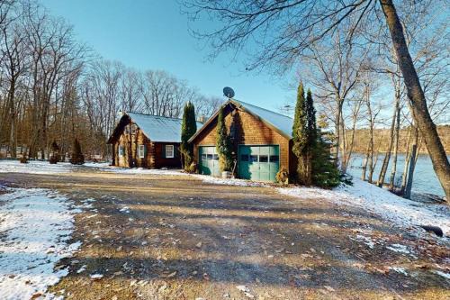 Riverfront retreat with a furnished deck, washer/dryer & fast WiFi
