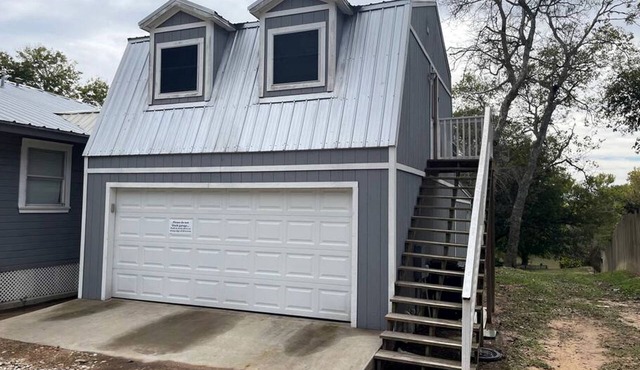Riverside Cozy Haven: Pet-Friendly Cabin on the Colorado River, Bastrop, Texas