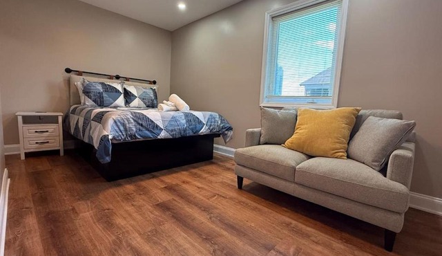 Riverview Walk to Falls Newly Renovated 6 BDRMS